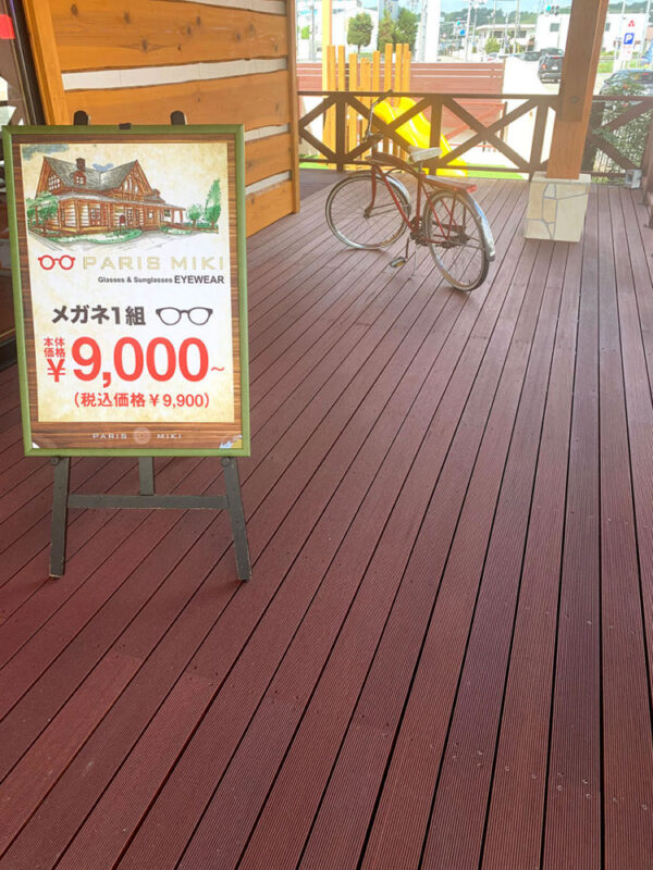 セランガンバツS4S/E4Eウッドデッキを採用した店舗入口の全景