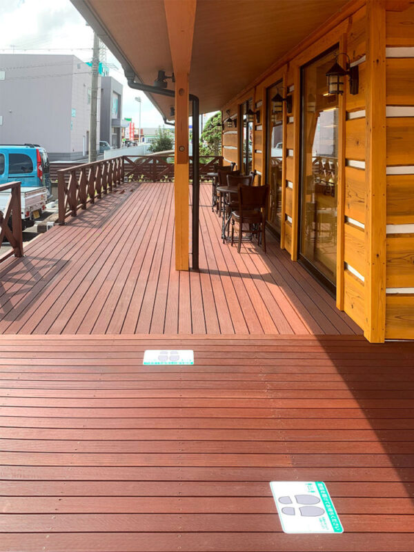 店舗前に広がるセランガンバツデッキと屋外のカフェスペース