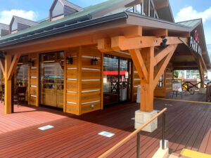 外観と一体感のあるセランガンバツデッキ施工事例