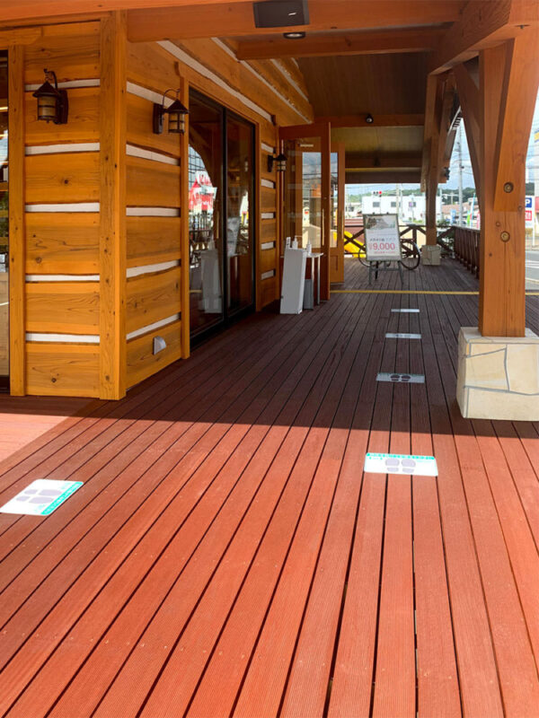 滑り止め加工が施されたセランガンバツウッドデッキの床面