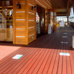 店舗入り口に続く赤褐色のセランガンバツウッドデッキ通路