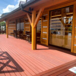 屋外の飲食スペースを兼ねたセランガンバツウッドデッキ