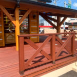 セランガンバツ材を使用したウッドデッキと「メガネの三城 三木店」の店舗前看板