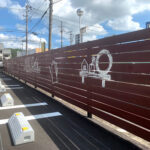 イタウバフェンスに描かれたカフェ風のイラスト