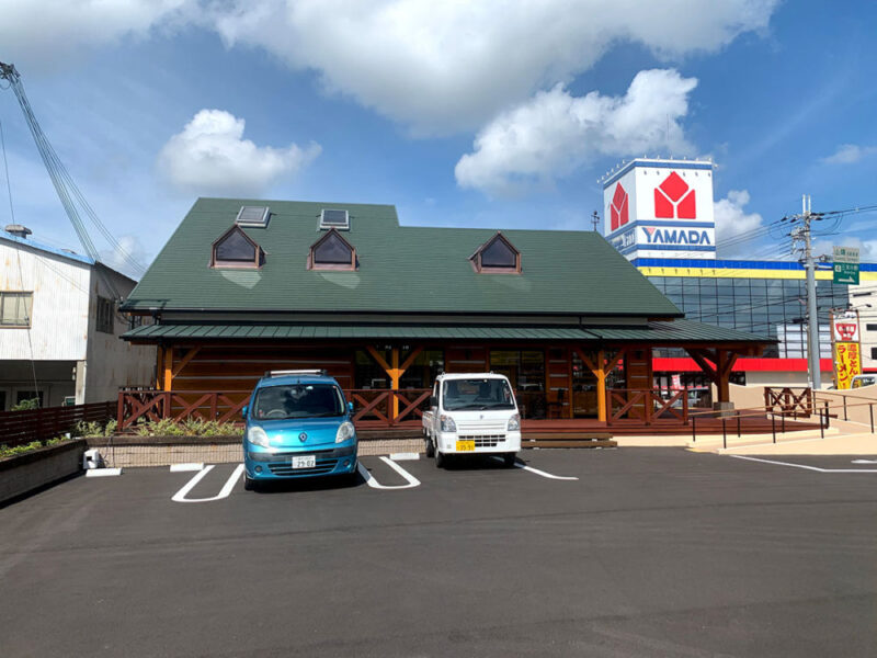 セランガンバツデッキを採用した「メガネの三城 三木店」の店舗外観