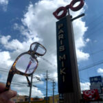 「PARIS MIKI」の看板と眼鏡を重ねたユニークな写真