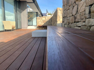 石垣と調和する天然木ウッドデッキの高級住宅施工例