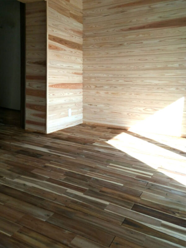 吉野杉の羽目板とアカシア無垢フローリングを使用したリビングルーム