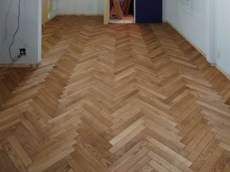 ヘリンボーン張りされたオーク無垢フローリングの施工直後の様子