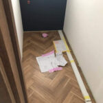 廊下に敷かれたオーク無垢材のヘリンボーンフローリング