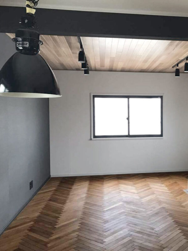 シンプルな白壁と窓に映えるヘリンボーンフローリング