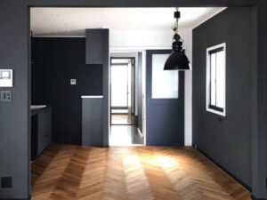 オーク無垢フローリングと大きな窓があるキッチンダイニング