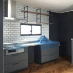 施工中のキッチンとオーク材のヘリンボーンフローリング