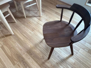 アッシュ（タモ）無垢フローリングの上に置かれたブラックウォルナットのチェア