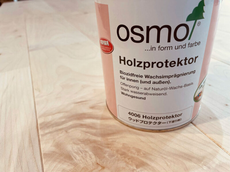 オスモ#4006ウッドプロテクターの缶と施工途中のフローリング