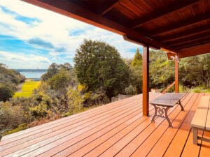 伊勢湾を一望できるエコアコールウッドのデッキ