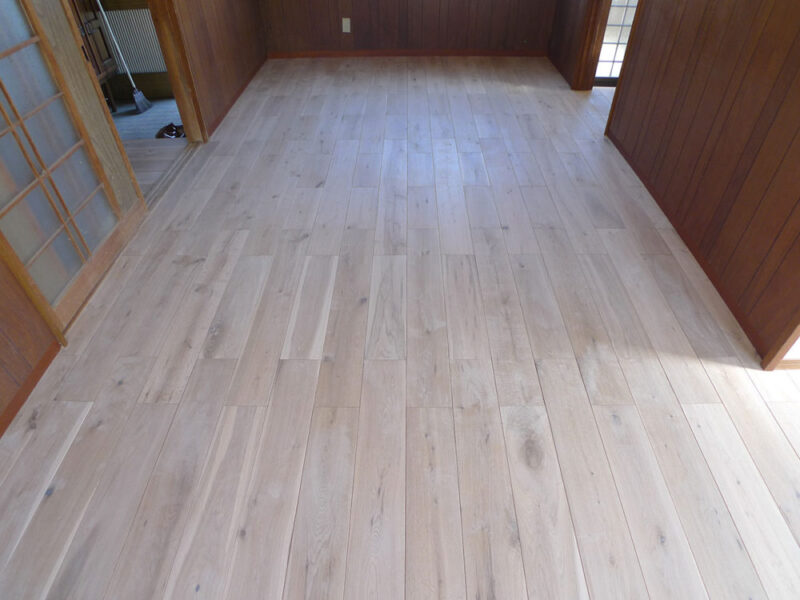 リビングに施工されたホワイトオーク乱尺無垢フローリング 15×150mm