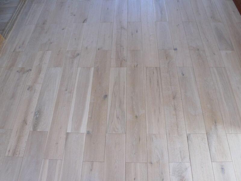 自然な木目と節が際立つホワイトオーク無垢フローリング