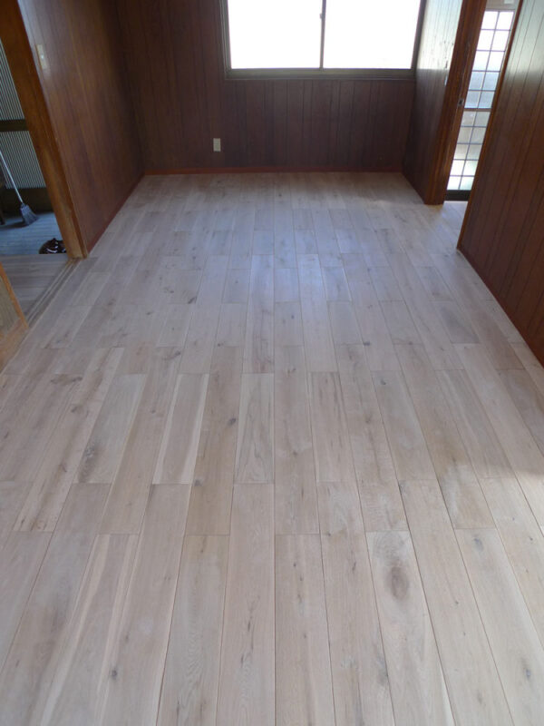 窓からの光で明るい雰囲気に仕上がった古民家のホワイトオーク床