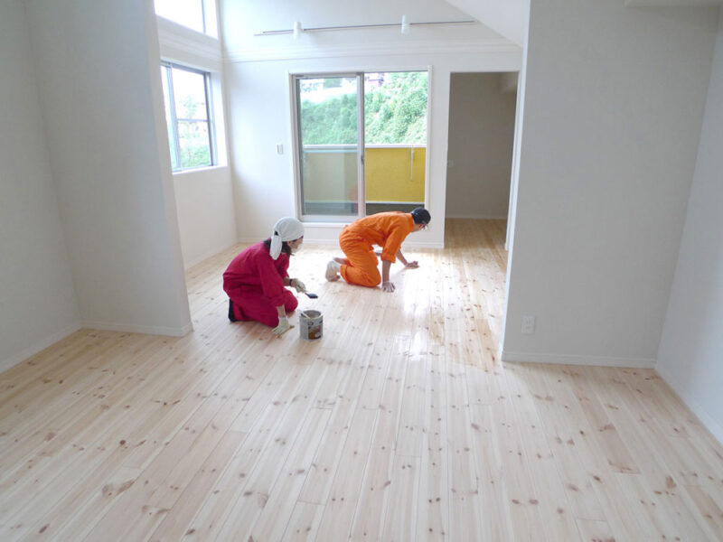 お施主様と一緒にオスモで塗装するノルディックパイン無垢フローリング