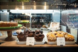 マザームーンカフェ明石店のショーケースとマフィン