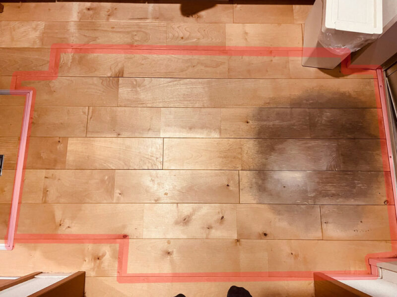 無垢フローリングの張替え範囲を赤いテープでマーキングした様子
