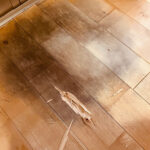 カビで黒ずんだ無垢フローリングの板を剥がし始めた状態