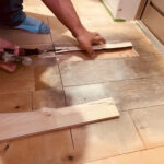 剥がしたフローリングの一部を取り除いている作業中の様子