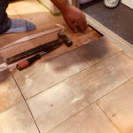 浴室前のカビが広がったフローリングを剥がしている様子