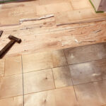 下地が露出した状態と撤去中のフローリングの境界