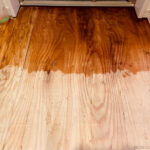 浴室前の下地合板にウッドプロテクターを半分塗布した状態の写真