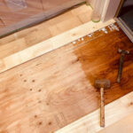 新しいメープル無垢フローリングを張り始めた様子