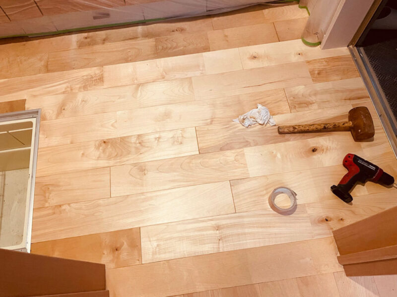 浴室前に新しい無垢フローリングを施工完了した写真