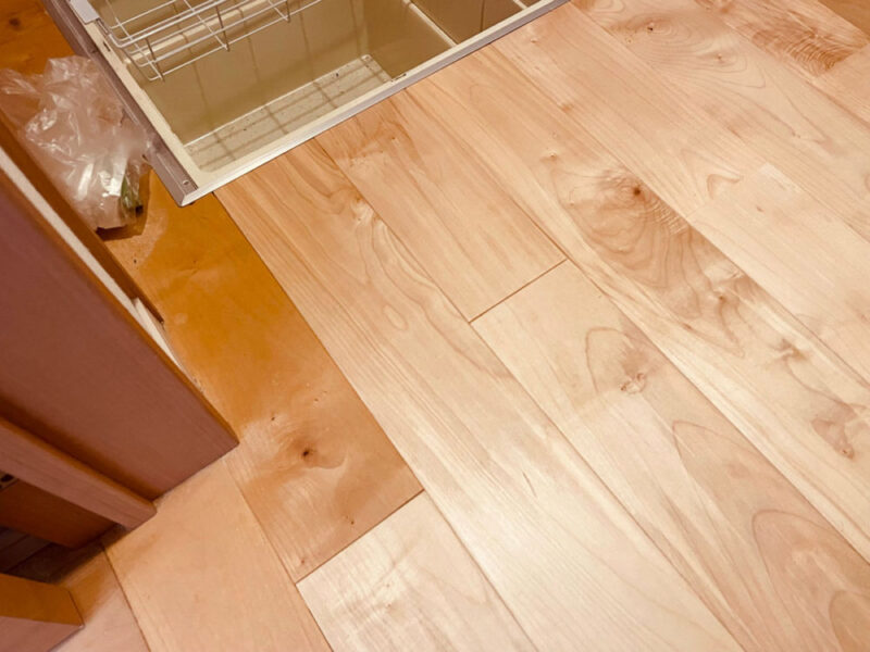新しく張替えられたメープル無垢フローリングの完成写真