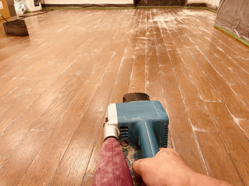 研磨機でフローリングを整えている様子