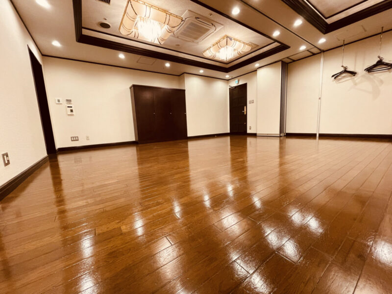 ワックス除去と再仕上げで美しく甦ったラッセホールのフローリング