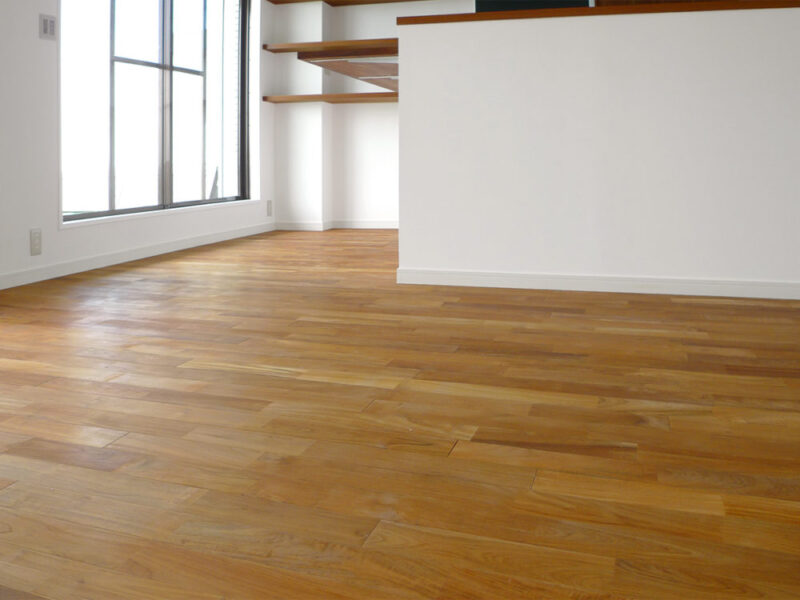 富士吉田市マンションリノベーションで採用されたチークフローリングと大きな窓