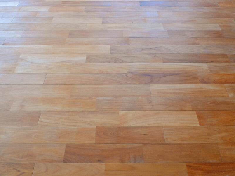チークユニ無垢フローリングのプレミアムグレードの床面
