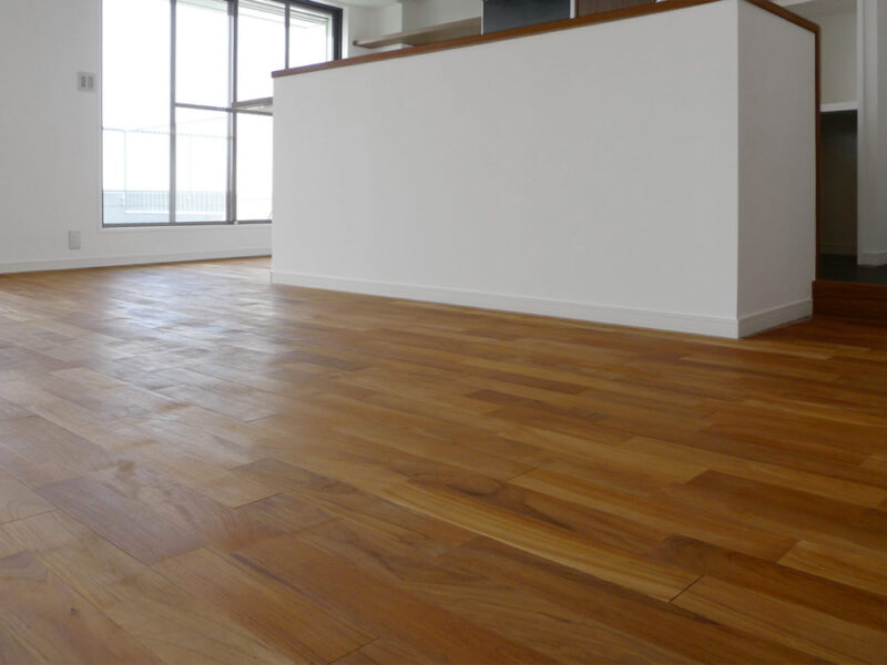 キッチン前の空間に広がるチークフローリング