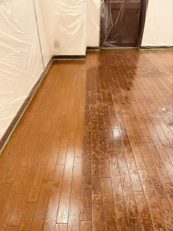 ワックス除去前後の違いがはっきりと分かるフローリング