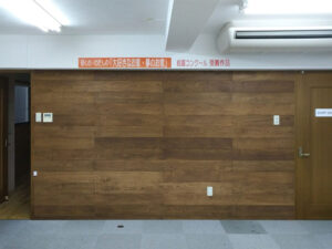 ホワイトオーク三層フローリングを施工したセミナールームの壁