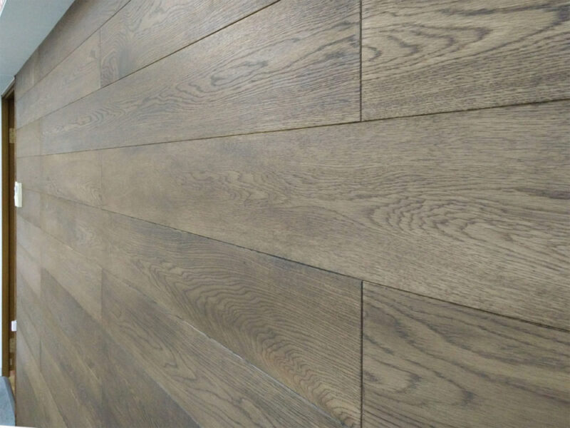 施工後のホワイトオーク三層フローリング壁を別角度から撮影