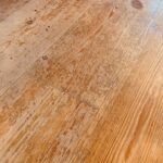 使用感で摩耗したレッドパインフローリング