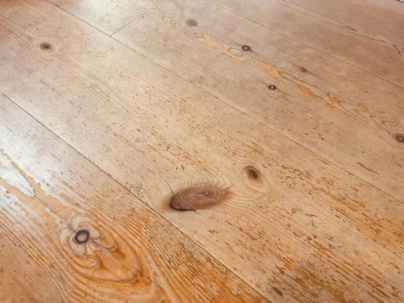 レッドパイン床材の節やひび割れ