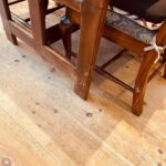 ダイニングチェア周りの摩耗したレッドパイン床