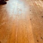 乾燥で荒れたレッドパイン複合フローリング