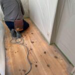 レッドパインフローリングの廊下部分を研磨する様子