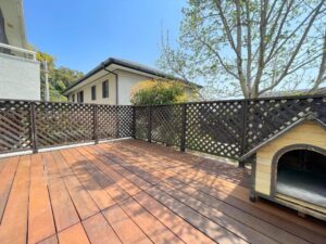 張替え完了したイタウバウッドデッキとラティスフェンス