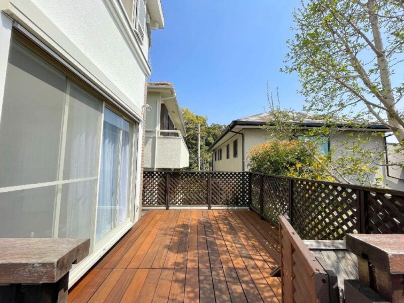 イタウバ材の床板と周囲のラティスフェンス