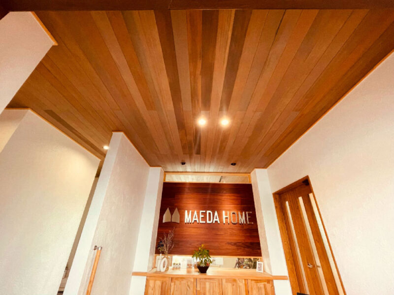 エントランス天井に広がるアガチス無垢羽目板（酸化鉄仕上げ）